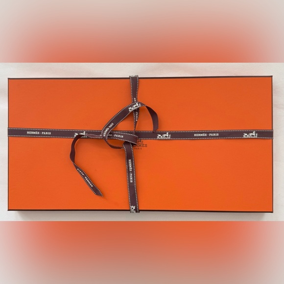 Authentic 🇫🇷 Hermes Box with ribbon and tissue. - Picture 1 of 4